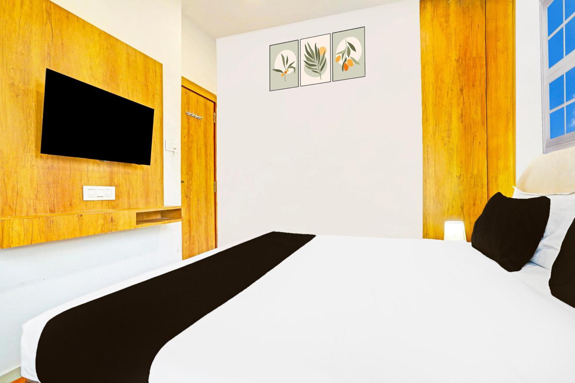 Super Collection O Adajan Formerly Hotel Western Inn Surat Exterior photo