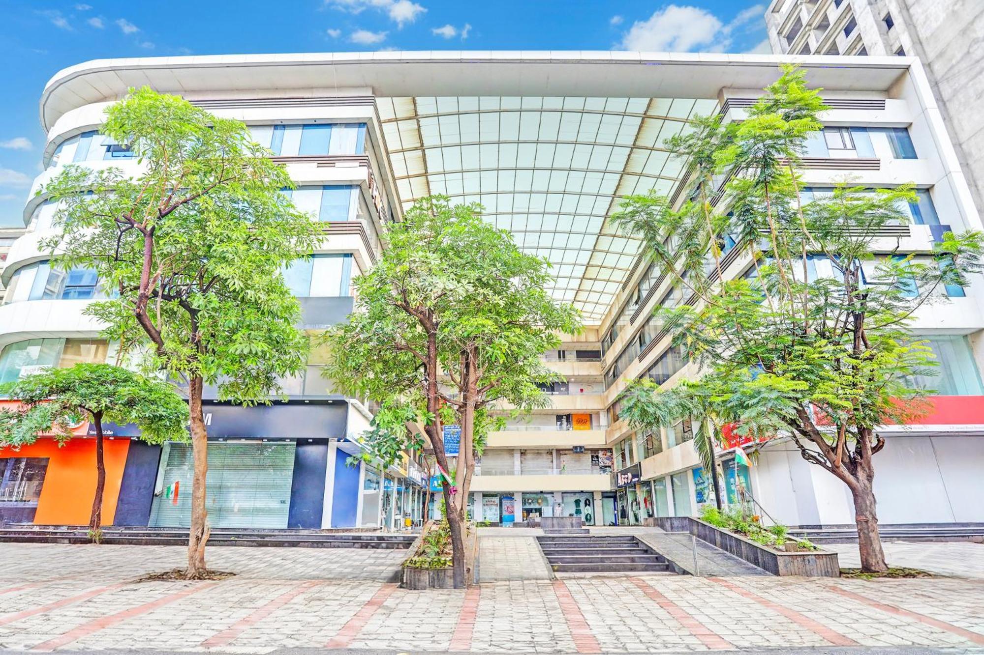 Super Collection O Adajan Formerly Hotel Western Inn Surat Exterior photo